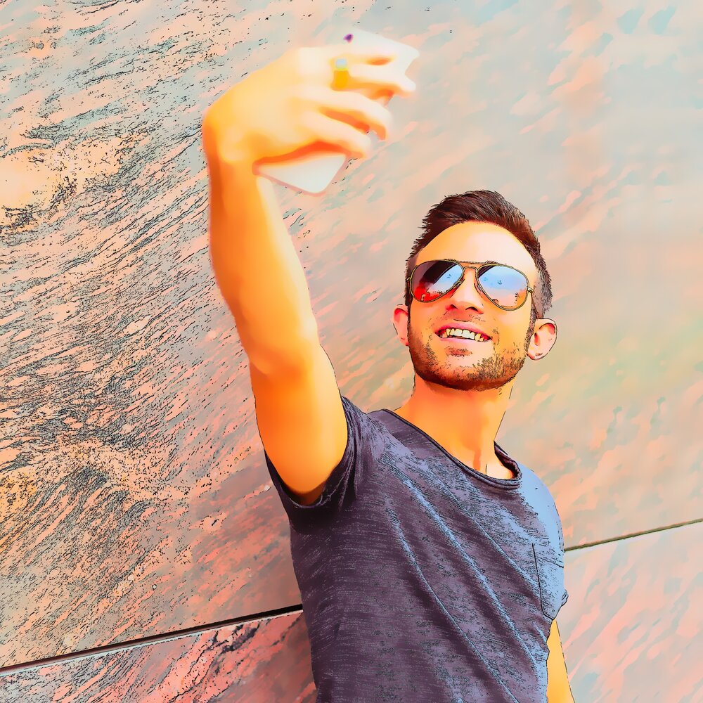 яркая девушка. Song selfie. слушать песни селфи. Sam tsui фотографии со свадьбы. яркая девушка со смартфоном.