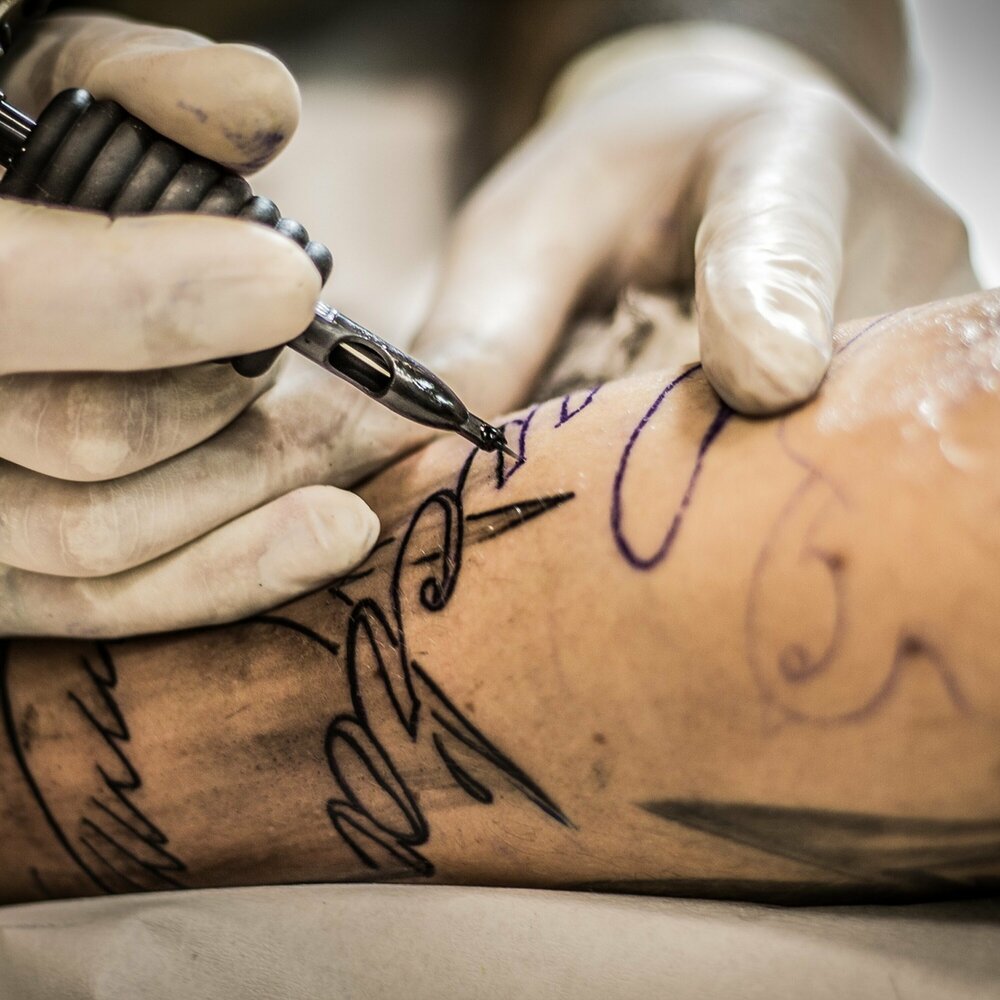 Tattoo слушать. Татуировка процесс нанесения Графика. Татуировки влияющие на жизнь.