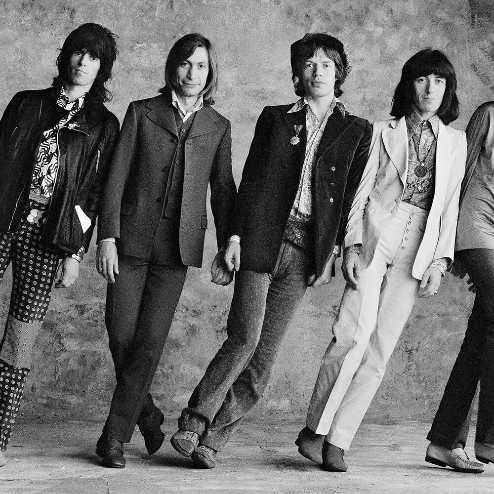 гуманное общество рисунок. человек в центре внимания. злой коллектив.