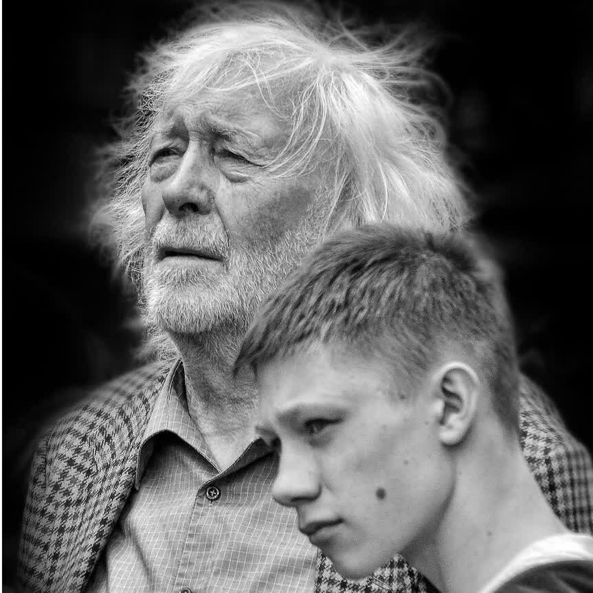 Владиславик стикеры. Счастливая пара пожилых людей. Фотоконкурс и стар и млад. Люди востока и стар и млад. Стар и млад фото.