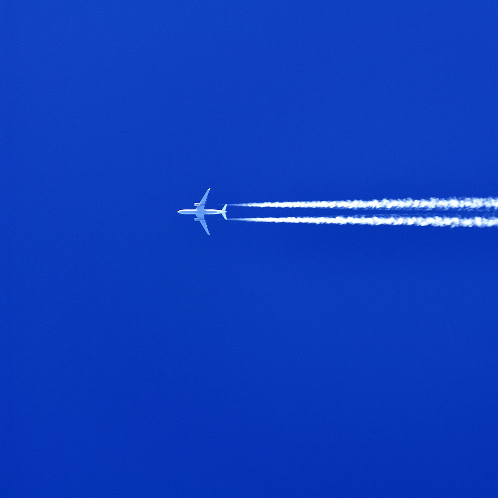 Самолёты которые оставляют след в небе. След который оставляет самолет. Самолет оставляет след в небе. Ту 22 м3 инверсивный след. След самолета.