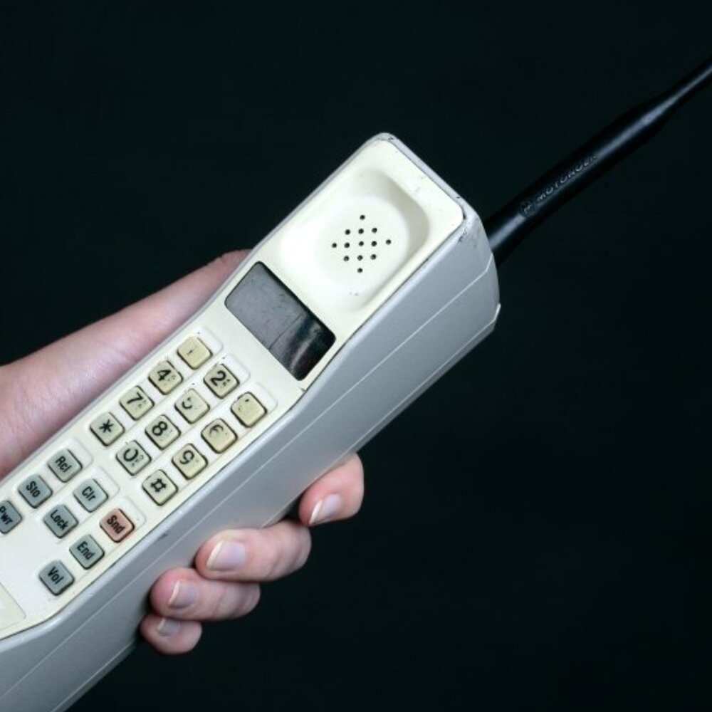 Телефон 1990 года. Motorola DYNATAC 8000x характеристики. Первые мобильные телефоны Моторола. Первый сотовый телефон Моторола 1990. Motorola DYNATAC (Dynamic Adaptive total area coverage) model 8000x.