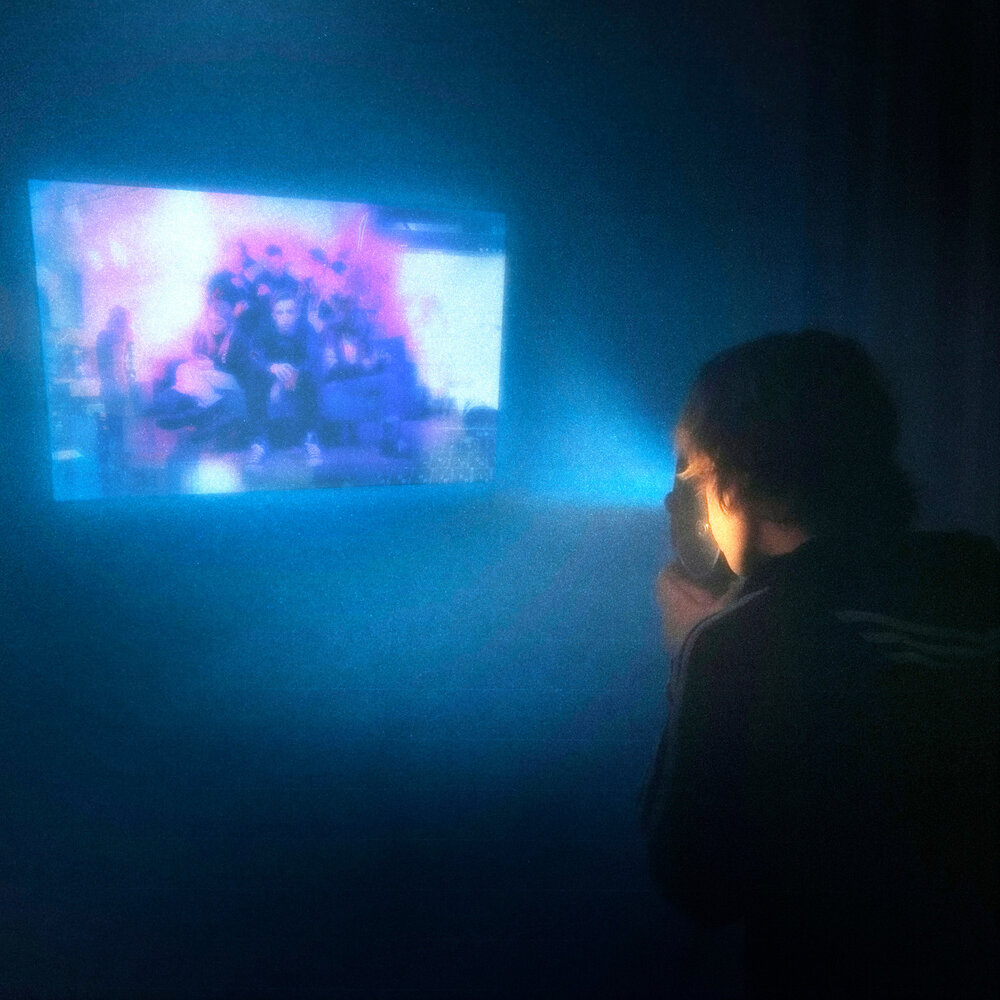 Нежность души. Мужчина думает о женщине картинки. Картинка привожу мысли в порядок. Девушка с электрогитарой. Красота души.