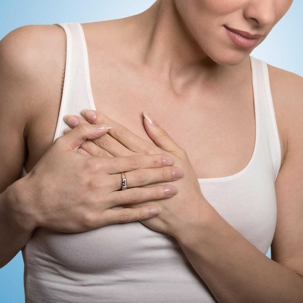 Боль над грудью у женщины. Болит правая грудь. Женская область груди.