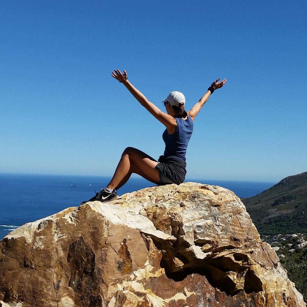 Получить на вершине. Человек в горах. Человек на вершине. Покорители горных вершин. Человек на горе.