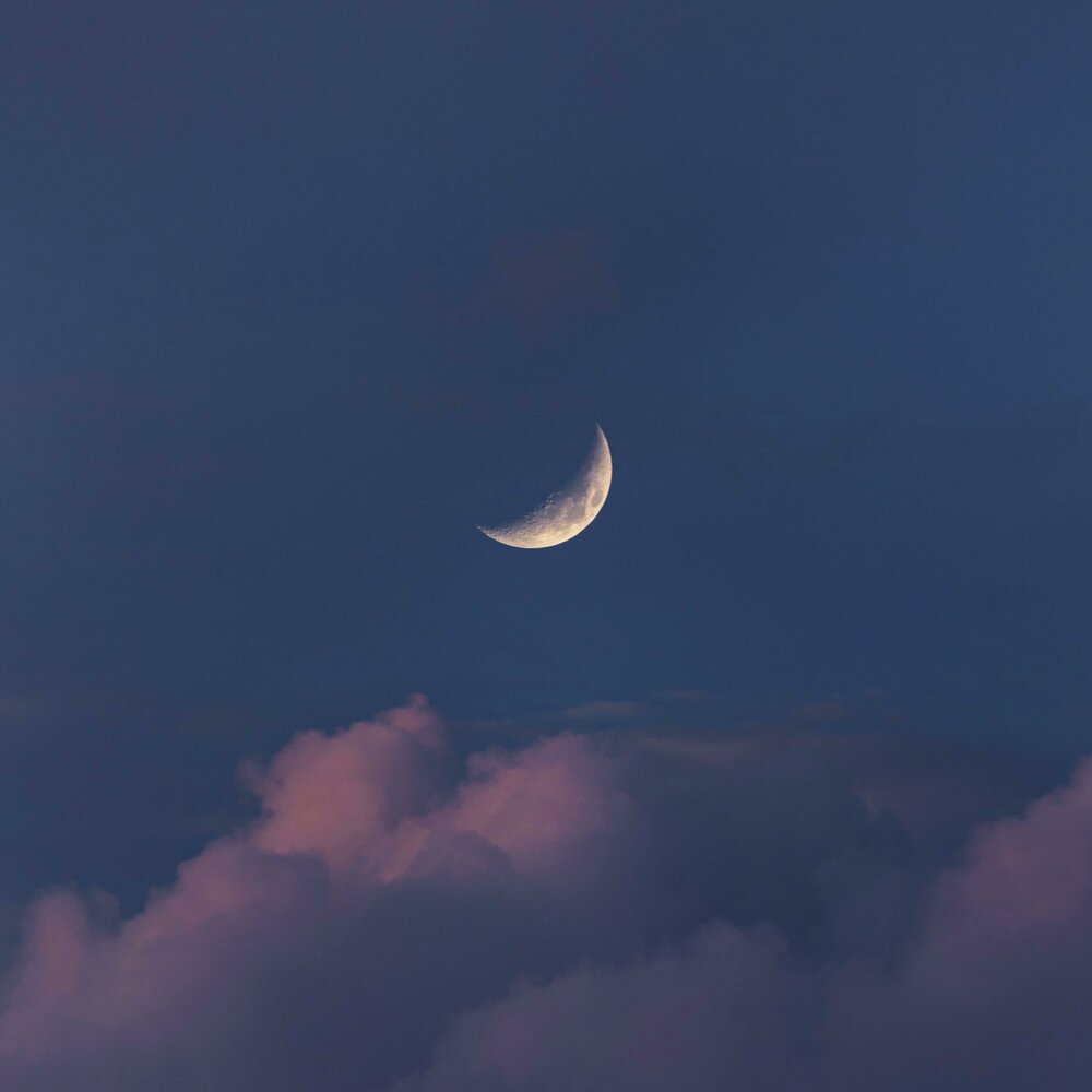 Лунное небо. Полнолуние. Облака и звезды. Девушка на фоне ночного неба. Рок привет и луна.