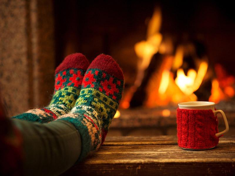уютно с любимым у камина. девушка у камина. у камина с любимым. уютный плед камин. камин плед.