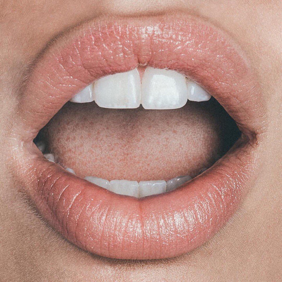 Розовая слюна. Приоткрытый рот. Приоткрытый женский рот. Полуоткрытый рот. Женские губы открытый рот.