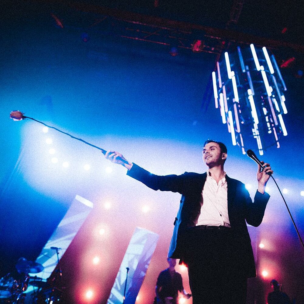 Hurts hold. Тео Хатчкрафт. Theo Hutchcraft. Группа hurts.