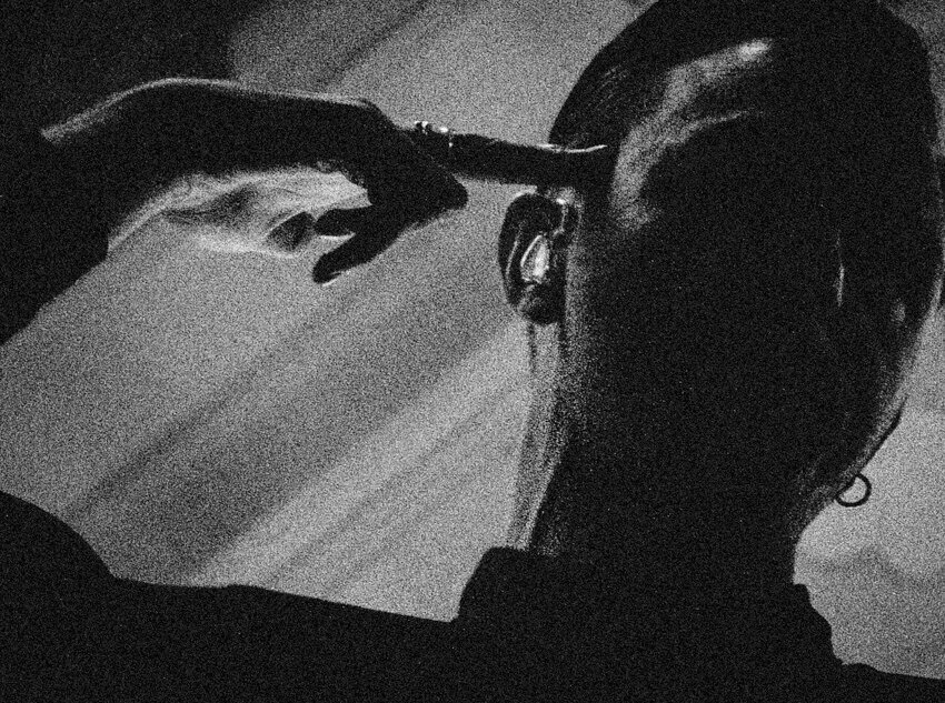 Gold hurts. Исповедь бабника. Theo Hutchcraft gif.