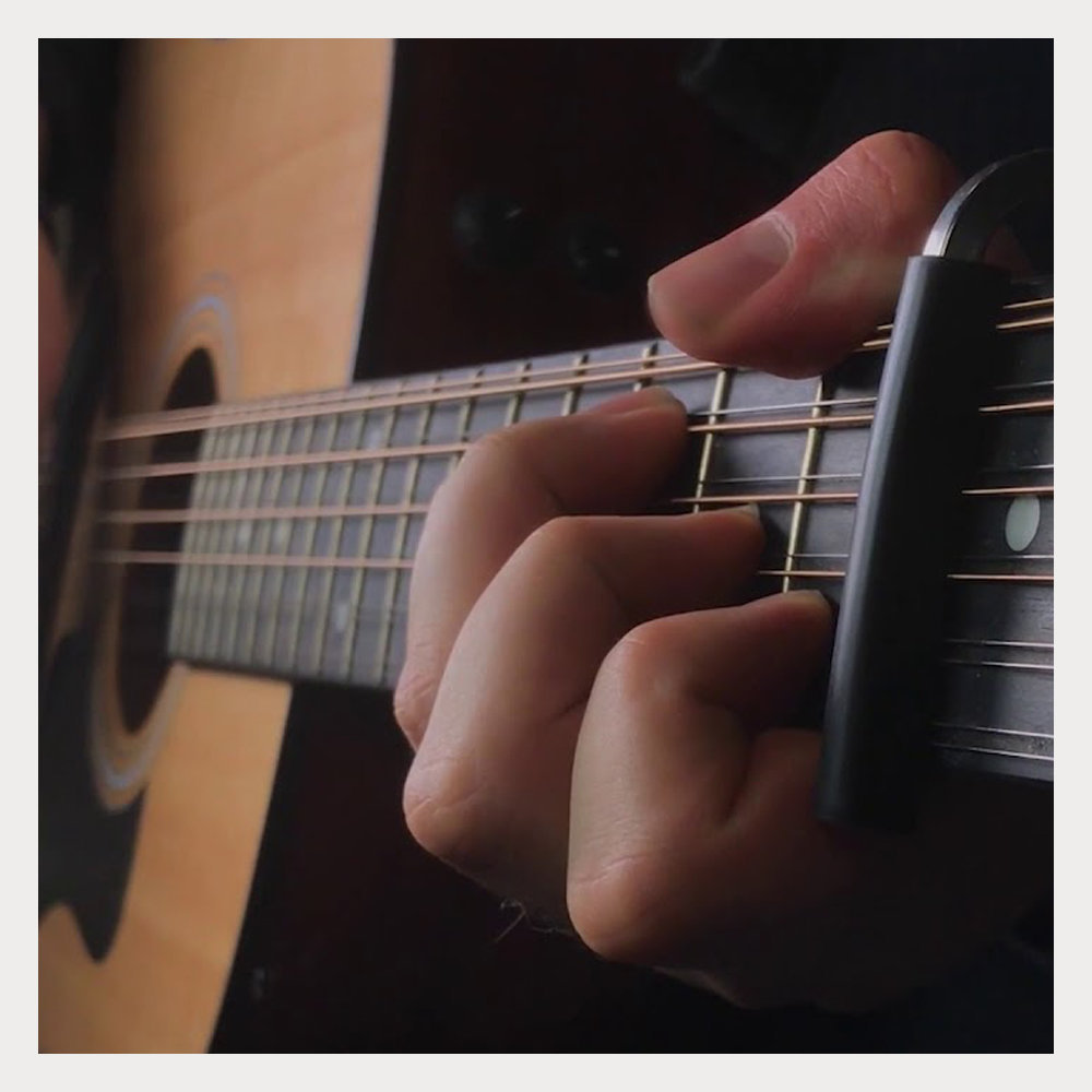 струны гитары слушать. гитара крупным планом. струны для гитары фон. акустическая гитара. красивые гитары.