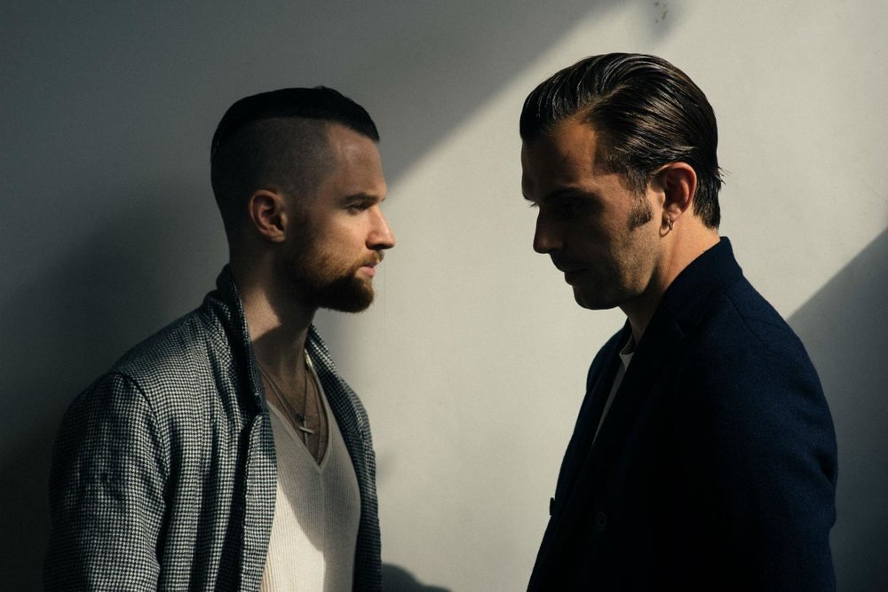 Hurts official. Hurts. Группа хертс. Theo Hutchcraft. Hurt.