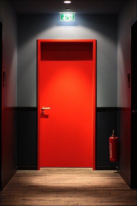 Как открыть красную дверь. Красная дверь. Дверь с подсветкой. Красная дверь в комнате. Красная стена и черные двери.
