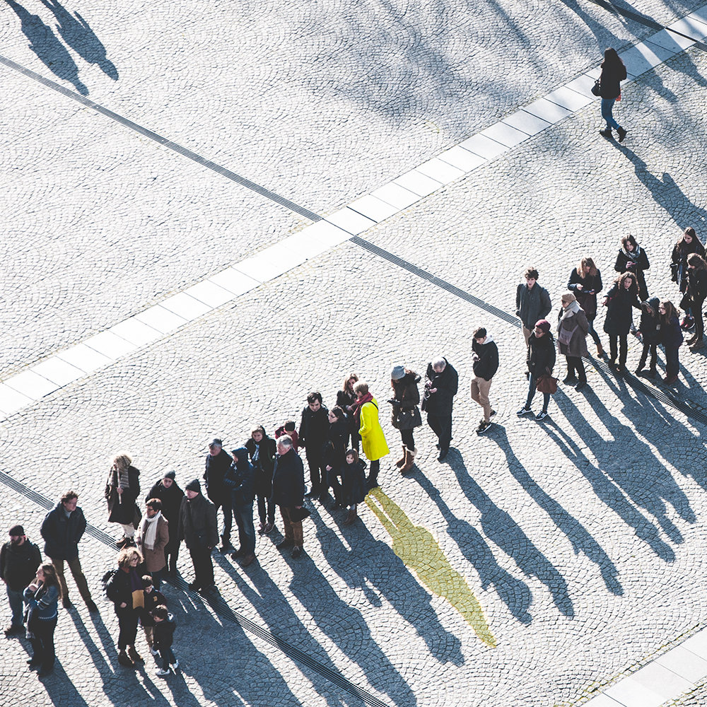 очередь в адидас. длинная очередь. англичане в очереди. музыка очередь. много людей.