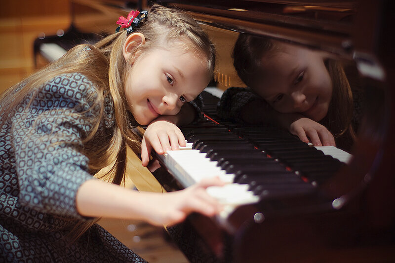 Урок музыки первый класс. Урок в музыкальной школе. Дети музыканты. Дети в музыкальной школе. Занятия в детской музыкальной школе.