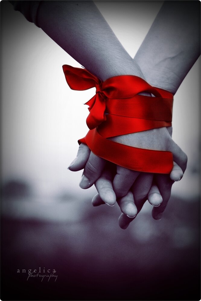 черно белые с цветными элементами. девушка с красными губами и перчатками. роза в руке. одинокие цветы. девушка с розой.