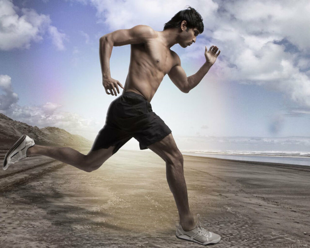 Голодный спорт. Сушант Сингх бег. Мужчина бежит. Спортивный мужчина бежит. Бегущий человек.
