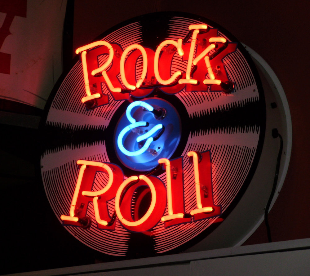 Слушать музыку рок ролл. Рокнролл. Рок'н'ролл. Рок ролл. Вывески рок кафе.