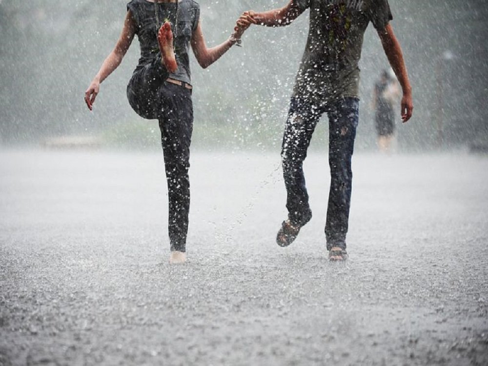 Песня шагая вперед. Гулять под дождем. Под дождем. Пара танцует под дождем. Прогулка под дождём.