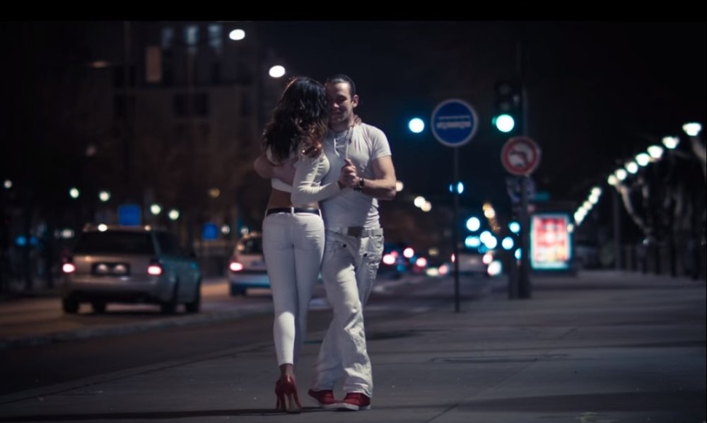 Танцы под lx24 текст. Две девушки танцуют на джинсах клип кизомба на азербайджанском песня.