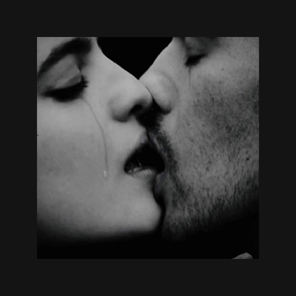 Твои губы холодные. Страстные поцелуи. Поцелуй картинки. Фото страстного поцелуя. Поцелуй в губы.
