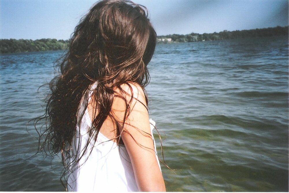 Фото на аву для девушек без лица брюнетки с средними волосами летом со спины