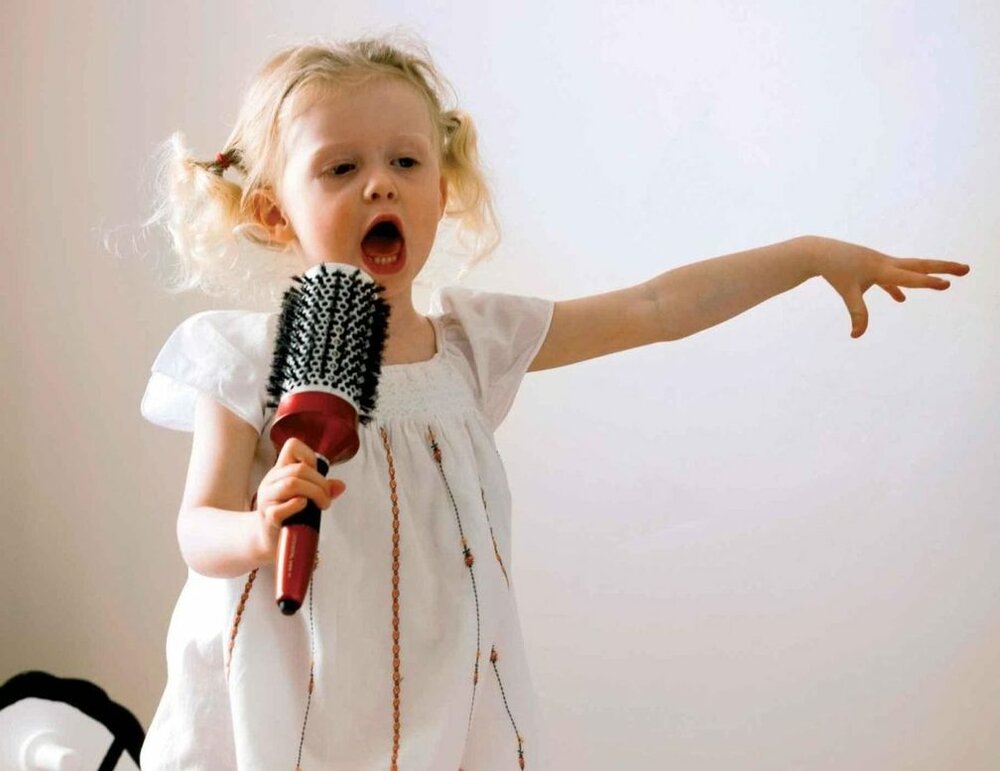 Дети поют караоке. Поет в расческу. Девочка с микрофоном. Дети поют. Ребенок с микрофоном.