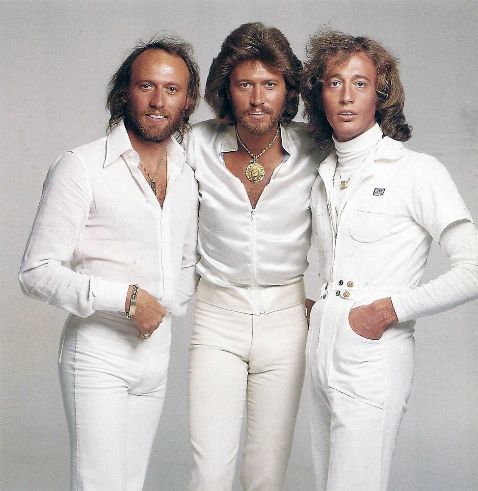 Слушать старые зарубежные. Группа Bee Gees. Bee Gees фото группы. Братья Гибб би джиз. Солист группы Bee Gees.