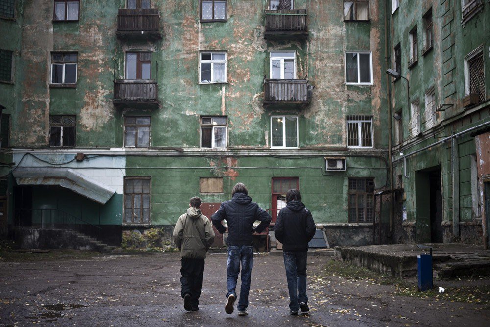 Русский двор слушать. Москва двор 90е. Двор Россия 90е пятиэтажки. Пацаны во дворе. Двор 90-х.