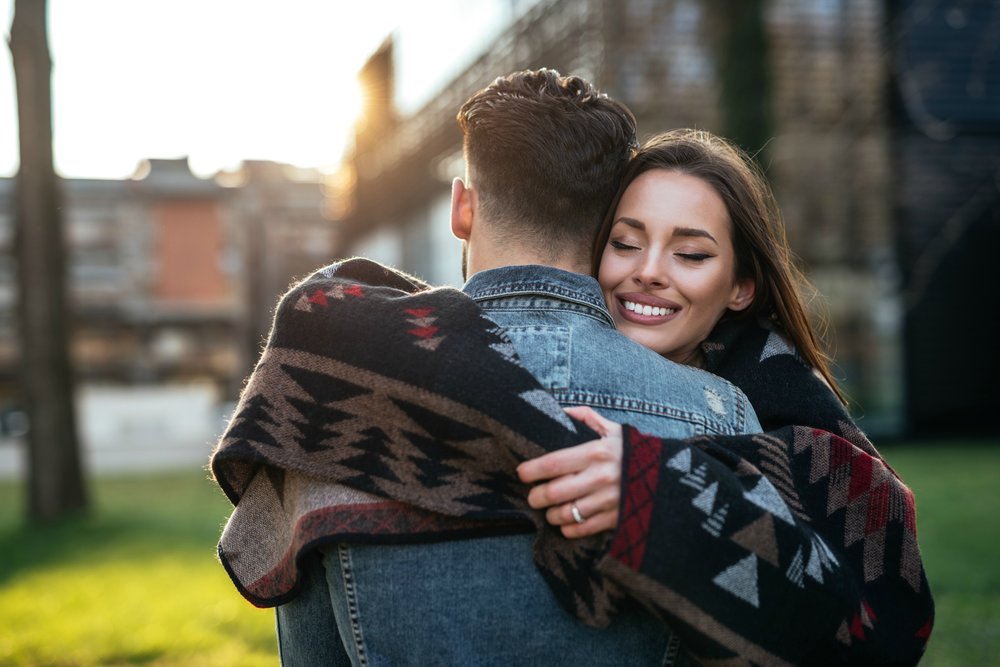 Типы объятий. Warm hugs. Парень с девушкой обнимаются зимой на улице картинки на аву.