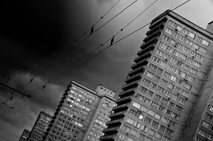 серые панельки. вид на серые пятиэтажки. советские многоэтажки. мрачные многоэтажки. чертаново северное гетто.