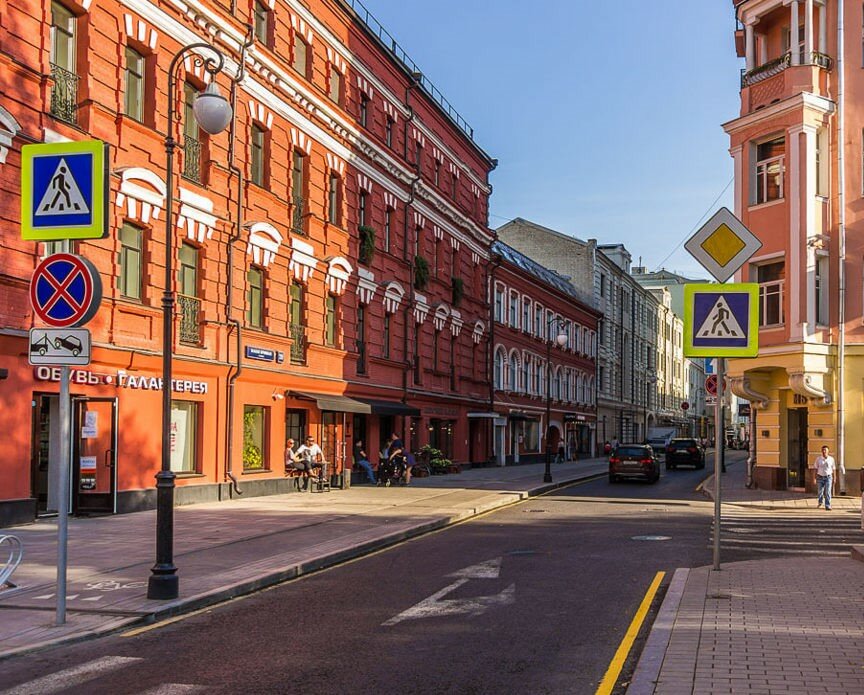 Включай улица. Малая Бронная улица Москва. Малая Бронная пруд. Малая Бронная Патриаршие пруды. Патриаршие пруды Москва улицы.