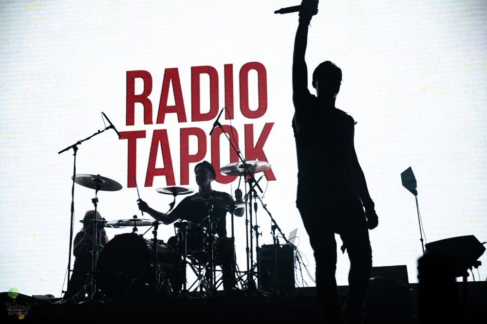 Слушать песни радио тарок. Radio Tapok группа. Радио тапок плакат. Постеры музыкальных групп. Радио тапок логотип.