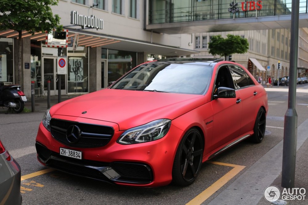 Mercedes AMG красный