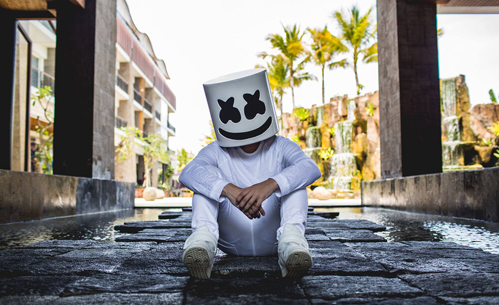 Marshmello feat. Marshmello. Маршмеллоу диджей. Чел с ведром на голове. Диджей с ведром на голове.