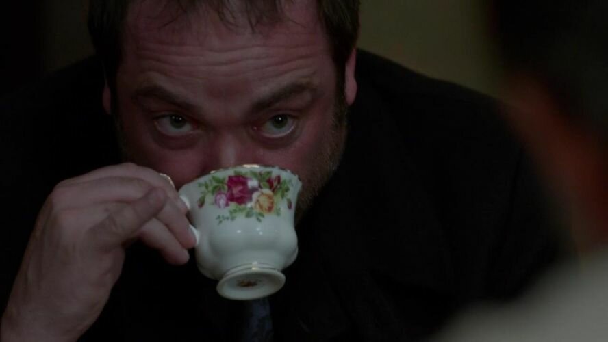 когда пьешь чай мизинец. кроули пьет чай. чаепитие прикол. одри хепберн чай. чашка чая в руках.