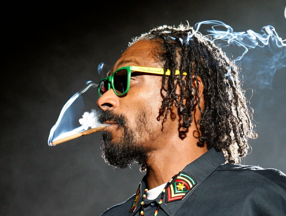 Снуп дог понесет олимпийский огонь. Снуп дог. Snoop Dogg с травкой. Боб Марли и снуп дог.