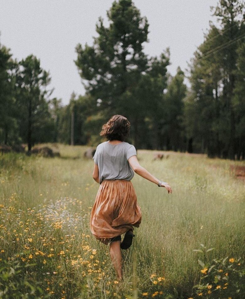 Уходящее лето. Даже больше лето. Красивые девушки с ромашками. Женщина радуется жизни. Ожидание радости.