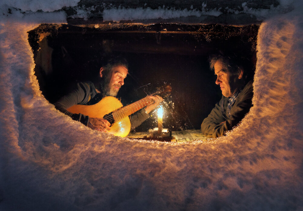 Песни зимний вечер хорош. Гитара в снегу. Гитарист зима. Гитарист в снегу. Гитарист зимой.