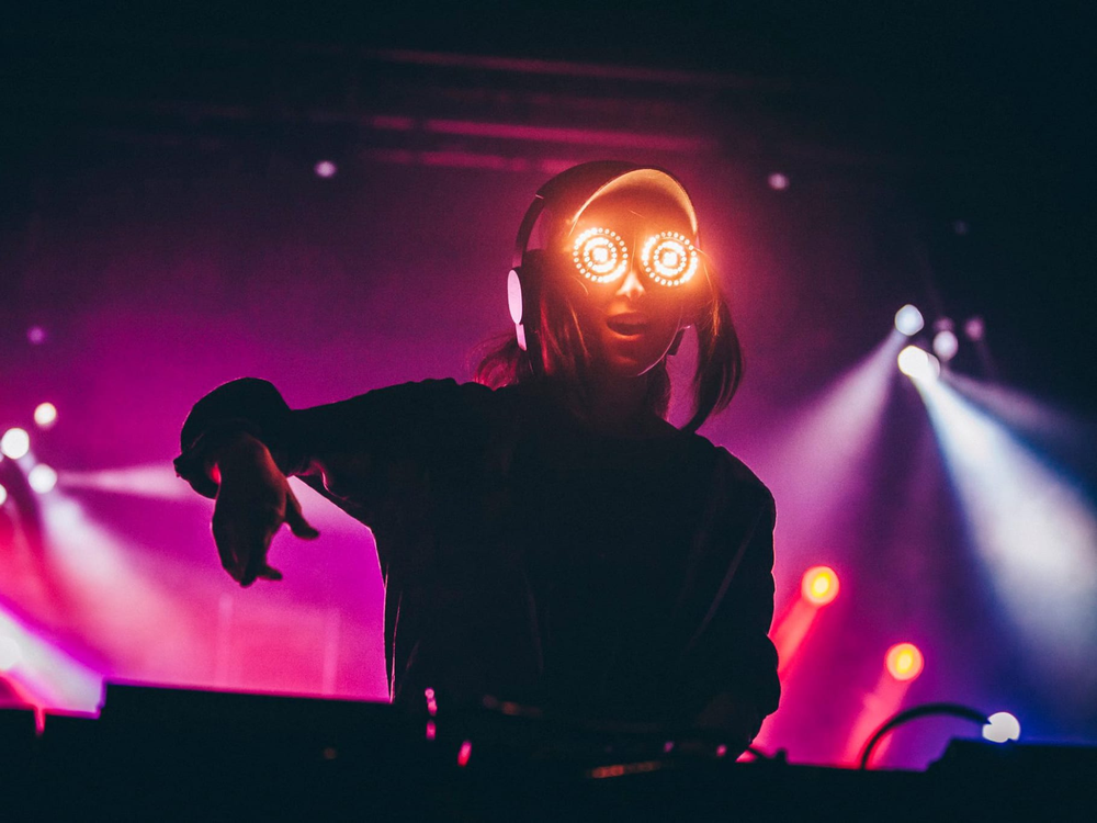 келли харт диджей. электронная данс музыка. электронная данс музыка. концерт электронной музыки. диджейский пульт на сцене.