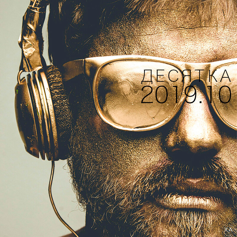 парень в очках. эштон кутчер в очках. парни поют песни. мальчик в очках с микрофоном. мальчик поет.